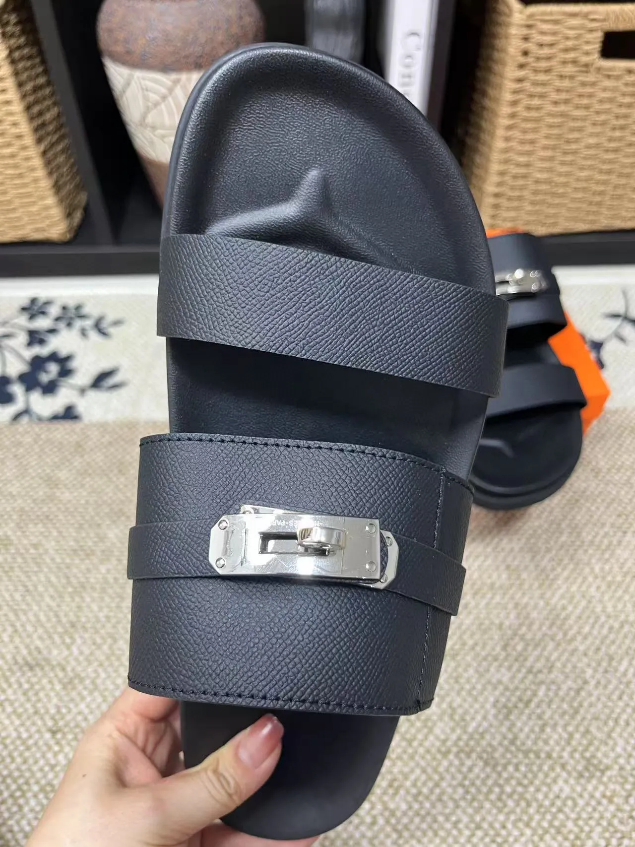 P300 Hermes men's Kazimir slippers - top-quality woven calfskin functional sandals with interwoven uppers inspired by the "H" iconic pattern to create a casual look, perfect for summer. Imported cowhide + cowhide lining + TUP outsole Size: 36-46 couple model